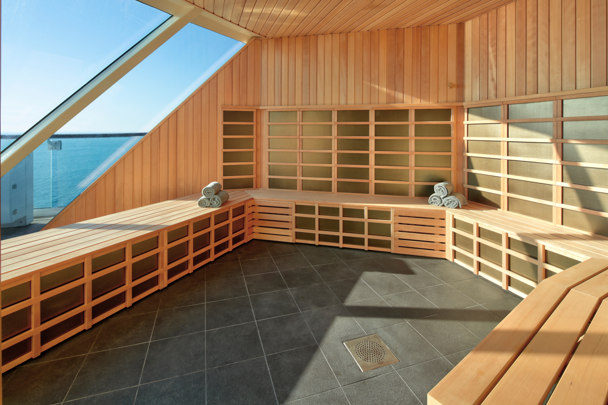 MyCruise Celebrity-Cruises Beyond Offentlige-arealer Pool-spa8